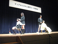 寸劇による体験発表（デュアルシステム発表会）