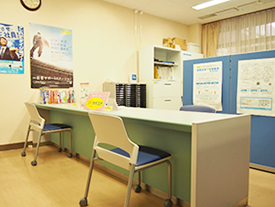 西宮若者サポートステーション受付カウンターの風景